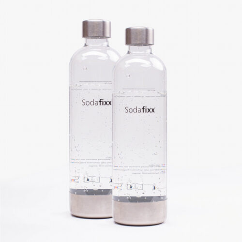 Zwei Sodafixx Sprudelflaschen im Doppelpack, gefüllt mit frischem Sprudelwasser, auf weißem Hintergrund